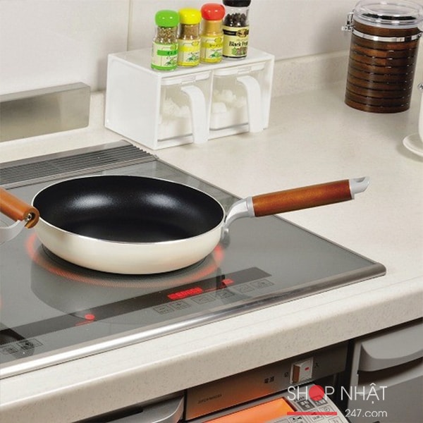 Chảo nhôm chống dính cán gỗ Pearl Metal 22cm (dùng mọi loại bếp)