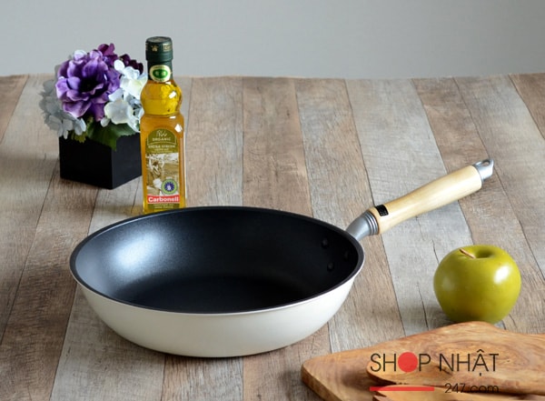 Chảo nhôm chống dính cán gỗ Pearl Metal 22cm (dùng mọi loại bếp)